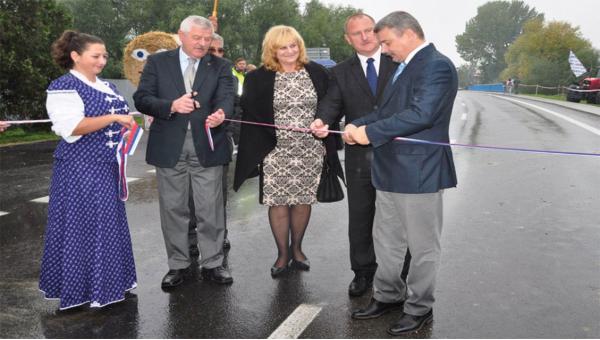 Királyrévben hivatalosan is átadták a felújított útszakaszt