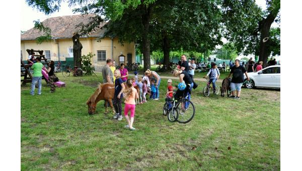 Tardoskeddi gyermeknap és strandnyitó