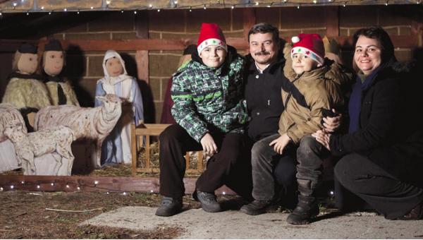 A karácsonyfát együtt díszíti az egész család