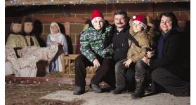 A karácsonyfát együtt díszíti az egész család