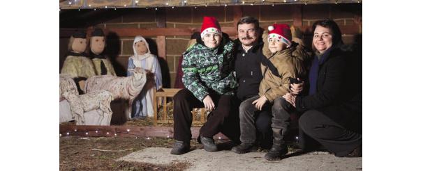 A karácsonyfát együtt díszíti az egész család